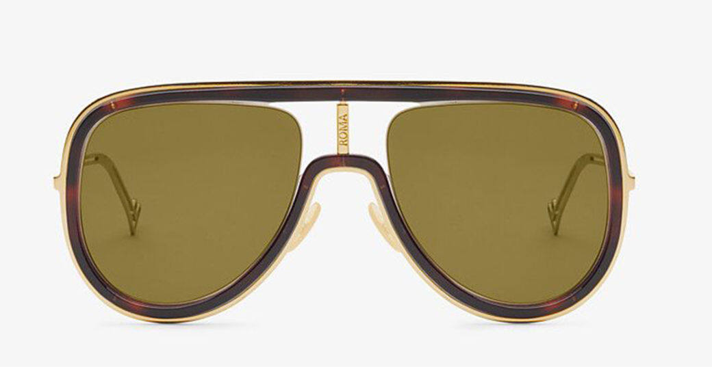 Futuristic Fendi 太陽眼鏡採用精細的遮蔽結構,黑色射出成型支架搭配鍍金金屬。鼻 Futuristic Fendi 太陽眼鏡採用精細的遮蔽結構,黑色射出成型支架搭配鍍金金屬。鼻