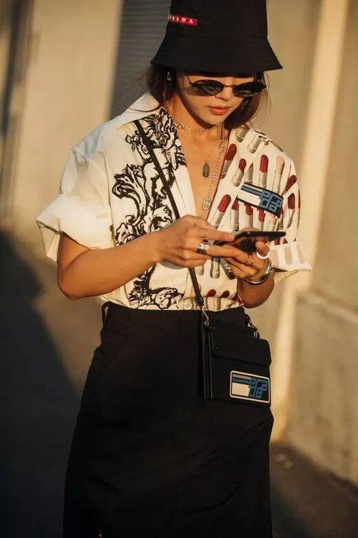這幾季漁夫帽在時尚界簡直就是“帽子界女皇”的地位,它合適各種臉型,因 這幾季漁夫帽在時尚界簡直就是“帽子界女皇”的地位,它合適各種臉型,因