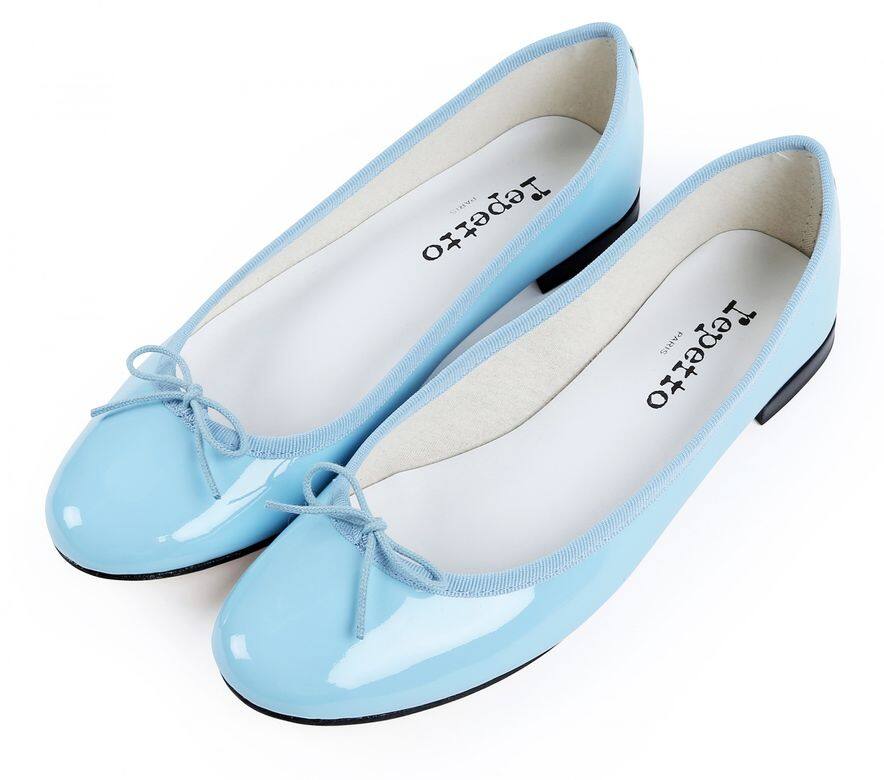 天藍色的Repetto芭蕾舞平底鞋感覺青春，比一般深沉的顏色更讓人眼前一亮