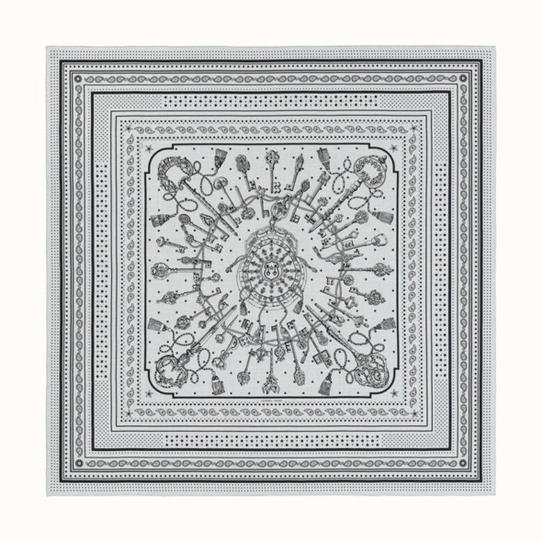 經典size的Hermès絲巾要數140 x 140cm的款式,真絲混cashmere的絲巾輕柔得來又保 經典size的Hermès絲巾要數140 x 140cm的款式,真絲混cashmere的絲巾輕柔得來又保