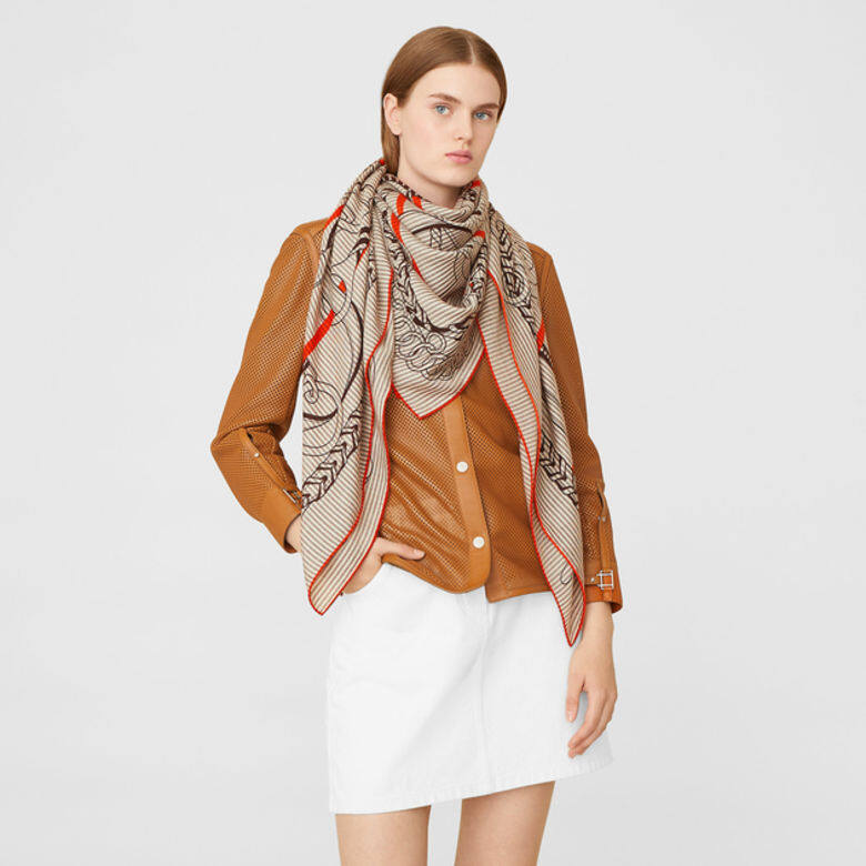 Hermès印花大絲巾$9,300了解更多Hermès絲巾:www.hermes.com/hk/en/women/scarves-and-silk-accessories/ Hermès印花大絲巾$9,300了解更多Hermès絲巾:www.hermes.com/hk/en/women/scarves-and-silk-accessories/