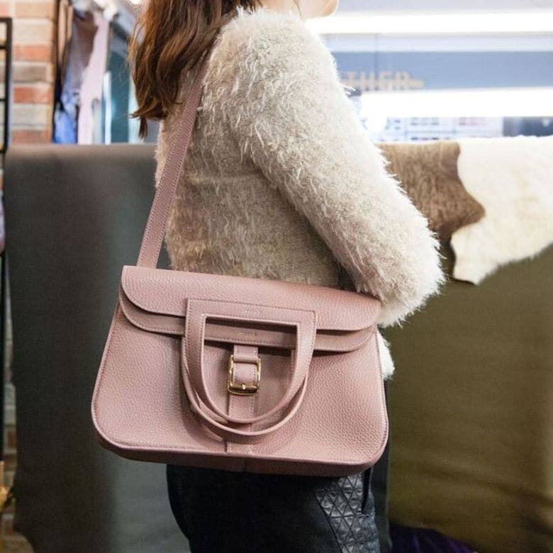 在Hermès Halzan外表難以找到logo,雖然是比較冷門的選擇,但不失愛低調高質手 在Hermès Halzan外表難以找到logo,雖然是比較冷門的選擇,但不失愛低調高質手