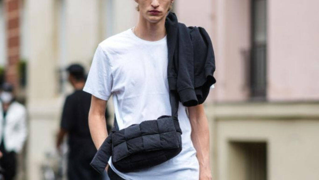 而Bottega Veneta也推出了以尼龍製作的Padded Tech Cassette手袋,雖然少了羊皮的編織但有更 而Bottega Veneta也推出了以尼龍製作的Padded Tech Cassette手袋,雖然少了羊皮的編織但有更