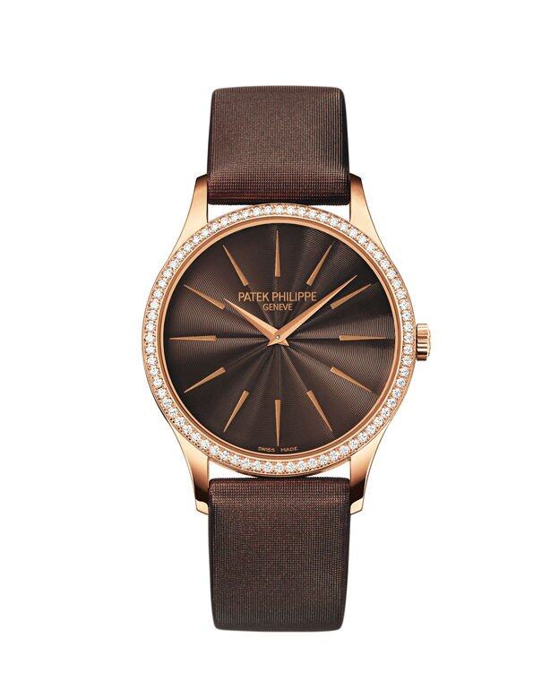 又一款專為女性設計的機械腕錶，色調柔美的18K玫瑰金錶殼配上朱古