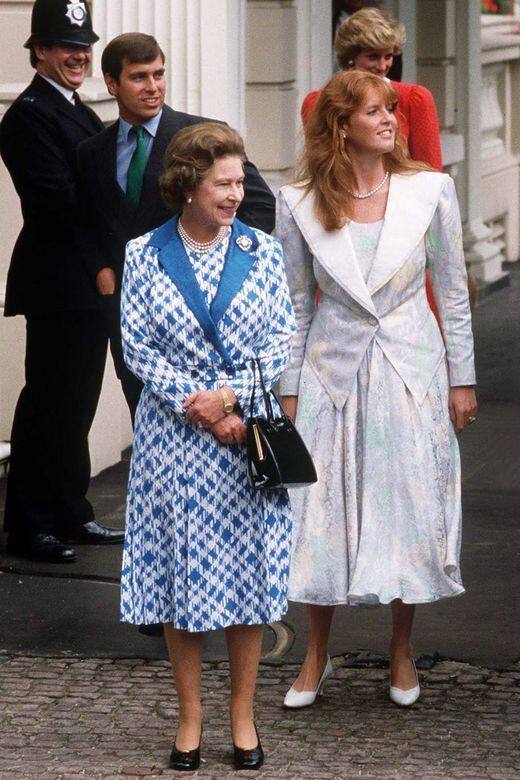 年輕的伊麗莎白二世女王穿水藍色的千鳥格紋真的太可愛了！！繼續往下