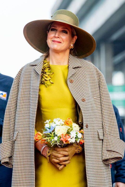 荷蘭皇后Queen Maxima穿上啡色千鳥格紋外套。