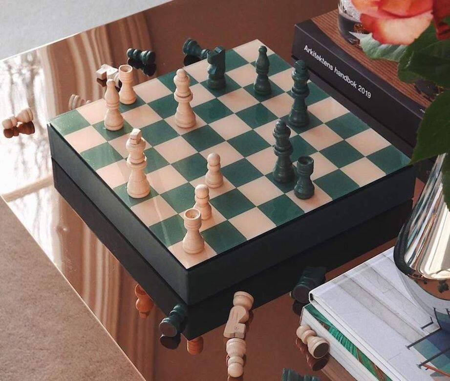 留在家的時間久了,最近很多人也迷上國際象棋。這款國際象棋包含一個 留在家的時間久了,最近很多人也迷上國際象棋。這款國際象棋包含一個