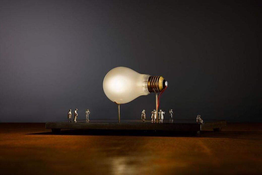 這是德國設計師 Ingo Maurer 在2015年的著名作品──I ricchi poveri – monument for a bulb,燈座上有很多 這是德國設計師 Ingo Maurer 在2015年的著名作品──I ricchi poveri – monument for a bulb,燈座上有很多