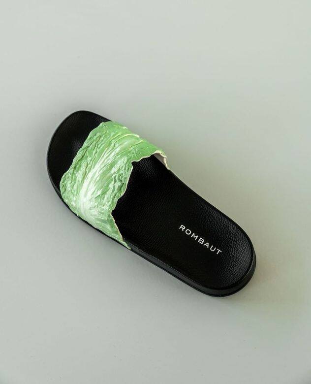 由潮流鞋履品牌Rombaut推出的這對「生菜」拖鞋,綠色的部份是100%橡膠鞋面,鞋底 由潮流鞋履品牌Rombaut推出的這對「生菜」拖鞋,綠色的部份是100%橡膠鞋面,鞋底