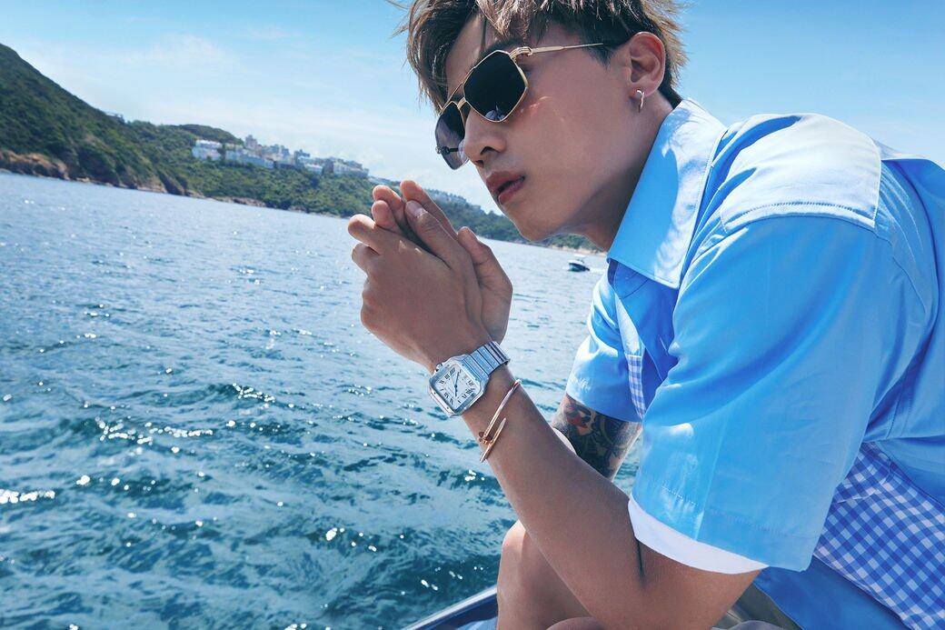 Anson Kong佩戴的是Santos de Cartier系列腕錶大型款精鋼腕錶，可更換式錶可配搭精鋼