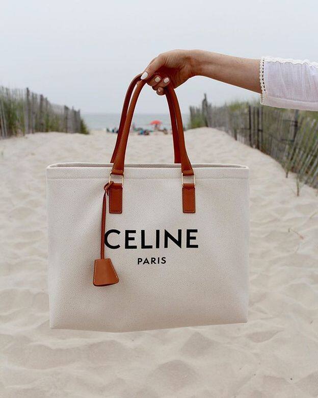 Celine 的CABAS帆布Tote Bag沒有特別宣傳,卻在IG上造成熱話,以清爽又簡單的袋型 Celine 的CABAS帆布Tote Bag沒有特別宣傳,卻在IG上造成熱話,以清爽又簡單的袋型