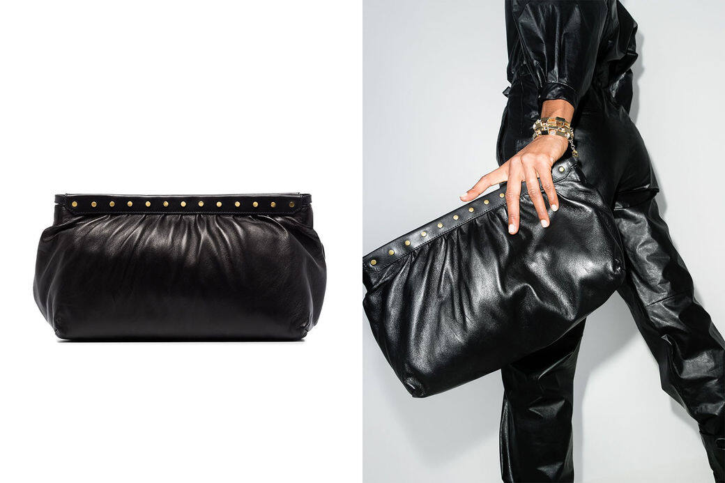 微微反光的黑色軟皮加上袋口處飾上一排金色鍋釘，令這款clutch bag充滿高