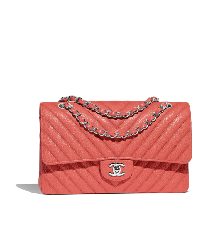 Chanel Classic Flap Bag每季都會推出新色，這款最流行的living carol珊瑚粉橙色手袋為港幣