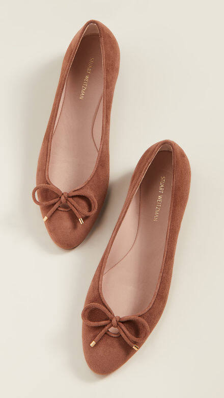 另一Stuart Weitzman 王牌蝴蝶結ballerina 款平底鞋看上去高級又知性,搭配套裝又或輕鬆 另一Stuart Weitzman 王牌蝴蝶結ballerina 款平底鞋看上去高級又知性,搭配套裝又或輕鬆