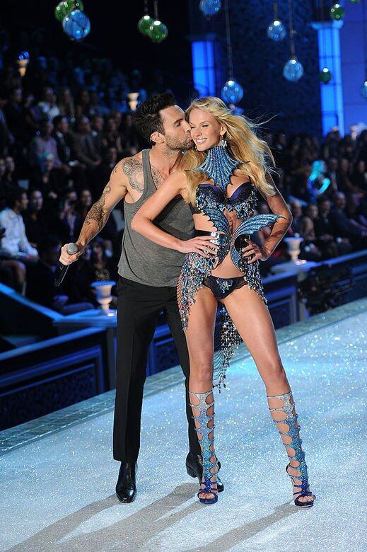 2011年，Adam在Victoria's Secret時裝騷演出時向女友Anne Vyalitsyna送上驚喜一吻。