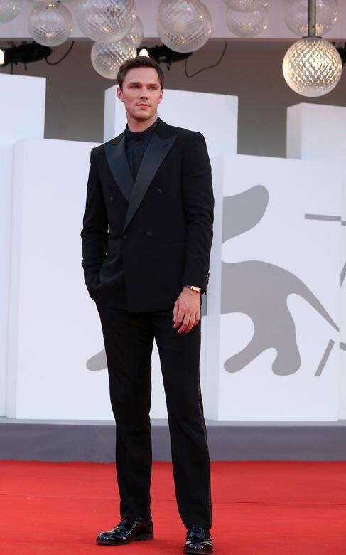 英國演員Nicholas Hoult選擇了Giorgio Armani的西裝，以及戴上Jaeger-LeCoultre的手錶亮相，一貫帥氣！Photo
