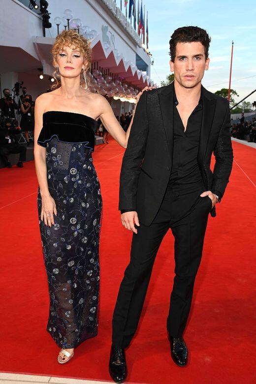 正在熱播的Netflix劇集《紙房子》兩位主角一同穿上Giorgio Armani時尚服飾驚喜現身。Photo