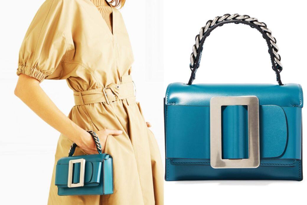 藍色手挽袋（$5,748 Boyy）簡潔的盒子型袋款，銀色袋釦配以鏈帶包覆式手挽，迷