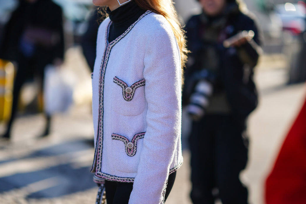 Lagerfeld曾說：「有些東西永遠不會過時：牛仔褲，白襯衫和Chanel外套。」Tweed jacket方便搭配很