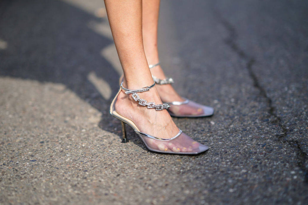 多得Bottega Veneta的加持，在高跟鞋加入如腳鏈般的裝飾性設計在今季大為流行