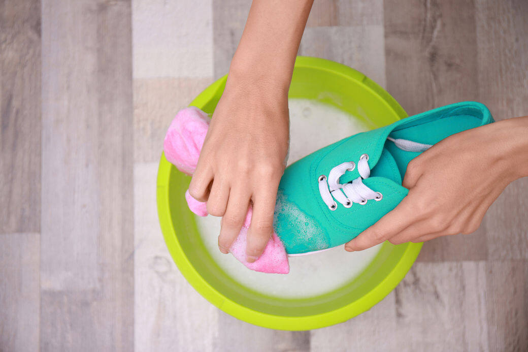 將清潔劑沾在刷子上，徹底擦去鞋面內外的泥塵與污垢。