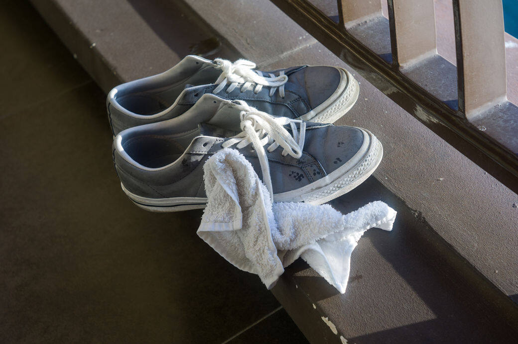 先拿着波鞋用鞋底拍打一下，接着就可以用乾布拭擦波鞋表面。