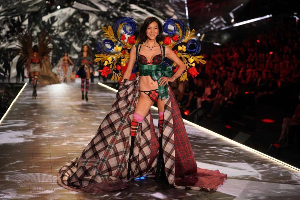Victoria's Secret時裝騷同時見證了中國市場與模特兒的堀起，自2009年劉雯成為首