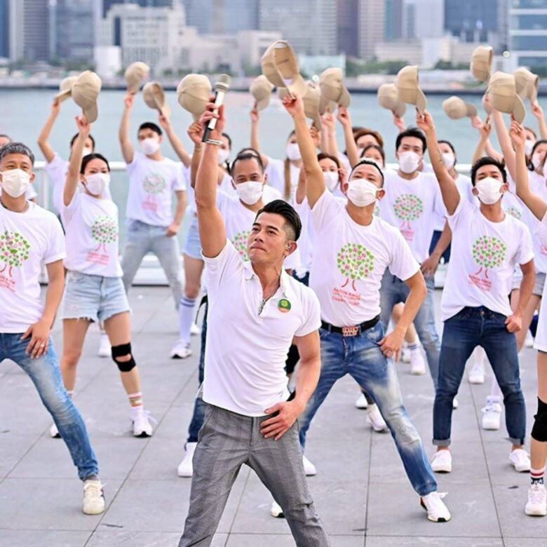 今年5月《郭富城鼓舞。動起來網上慈善演唱會》上，城城連同接近一百名舞