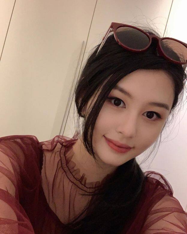 膚色白皙的沈月塗上酒紅色唇膏,與同色薄紗上衣襯成一套,透視效果的 膚色白皙的沈月塗上酒紅色唇膏,與同色薄紗上衣襯成一套,透視效果的