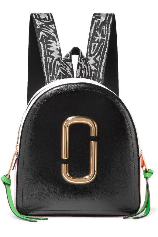 名牌背囊推薦：Marc Jacobs 皮革背囊標誌性環釦設計配上圖案背帶，時尚年輕，感