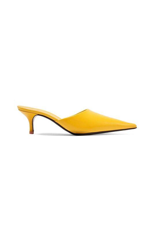 Acne Studios黃色小貓跟拖鞋- £330(約港幣$3,300) Acne Studios黃色小貓跟拖鞋- £330(約港幣$3,300)