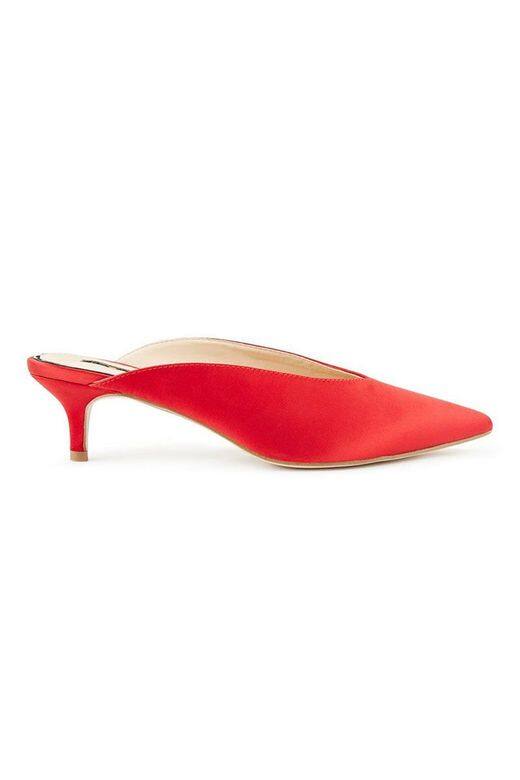 Miss Selfridge尖頭緞面小貓跟鞋- £29(約港幣$290) Miss Selfridge尖頭緞面小貓跟鞋- £29(約港幣$290)