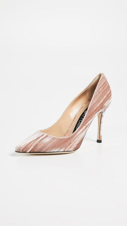 Sergio Rossi尖頭鞋 約$4,670.16 available at shopbop.com混色設計令這雙款式簡單基本的尖頭高 Sergio Rossi尖頭鞋 約$4,670.16 available at shopbop.com混色設計令這雙款式簡單基本的尖頭高