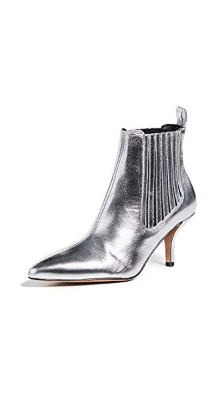 Diane von Furstenberg 約$2,731.45 available at shopbop.com作為顯高鞋款，銀色尖頭短靴可說是秋冬best buy