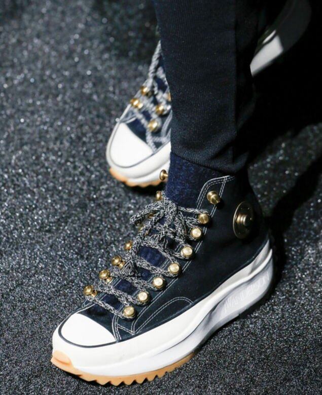 5. JW Anderson x Converse在春夏季推出白色的Run Star Hike後,2019秋冬將有金屬裝飾的深色 5. JW Anderson x Converse在春夏季推出白色的Run Star Hike後,2019秋冬將有金屬裝飾的深色