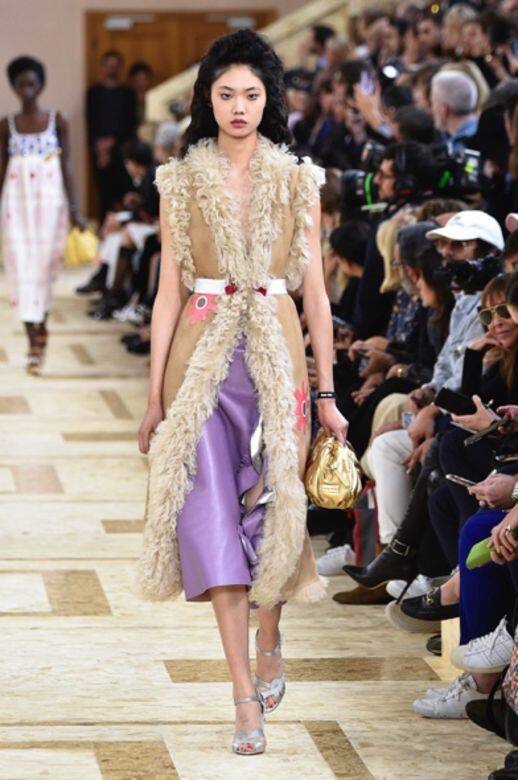 Miu Miu時裝騷也有金屬色皮革clutch,但襯法不會予人像闊太的錯覺,反而為一 Miu Miu時裝騷也有金屬色皮革clutch,但襯法不會予人像闊太的錯覺,反而為一