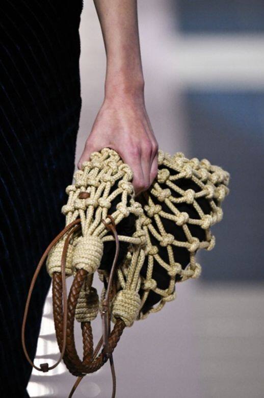 在Prada的時裝騷上，也發現草織的網狀手袋，足見編織手袋的潛力。這款既可