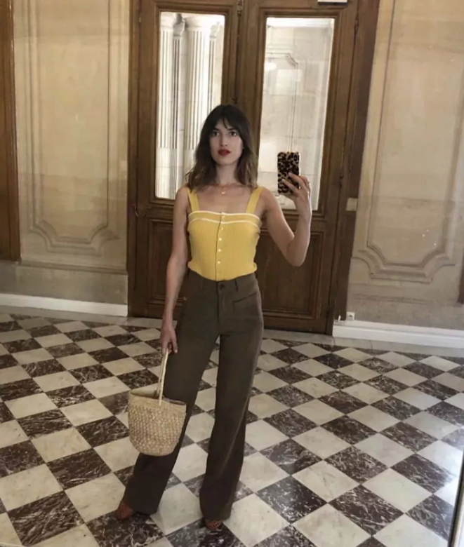 身為當紅法國Blogger代表的Jeanne Damas,身穿淡黃色的背心襯搭高腰直腳褲,配襯水 身為當紅法國Blogger代表的Jeanne Damas,身穿淡黃色的背心襯搭高腰直腳褲,配襯水