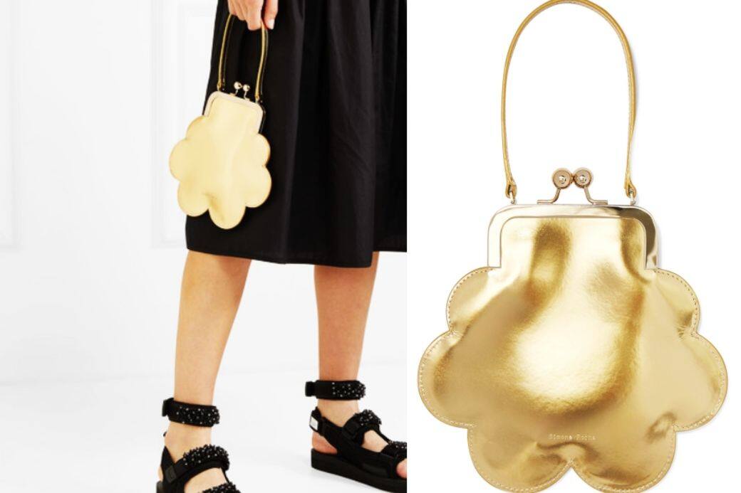 金色皮革手挽袋($6,830 Simone Rocha)小巧帶荷葉邊的設計,配以醒目的金色和啪啪 金色皮革手挽袋($6,830 Simone Rocha)小巧帶荷葉邊的設計,配以醒目的金色和啪啪