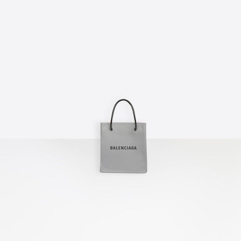 Denma Gvasalia非常懂得製造具話題性的單品，這個仿紙袋的皮革shopping bag，仿真度極高