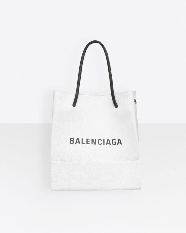Balenciaga紙手袋Shopping Tote系列一開始是出現在2017秋冬男裝秀上,藝術總監Demna Gvasalia巧妙 Balenciaga紙手袋Shopping Tote系列一開始是出現在2017秋冬男裝秀上,藝術總監Demna Gvasalia巧妙
