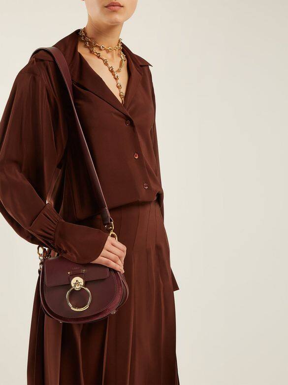 Chloé酒紅色斜揹袋 $11,955 百搭的長青秋冬色彩配合圓形袋身，15cm大小的容