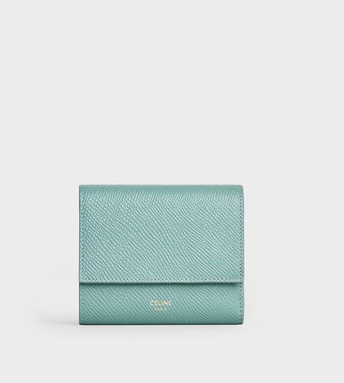 TRIFOLD 青瓷色小牛皮短皮夾,約HKD$4620 TRIFOLD 青瓷色小牛皮短皮夾,約HKD$4620