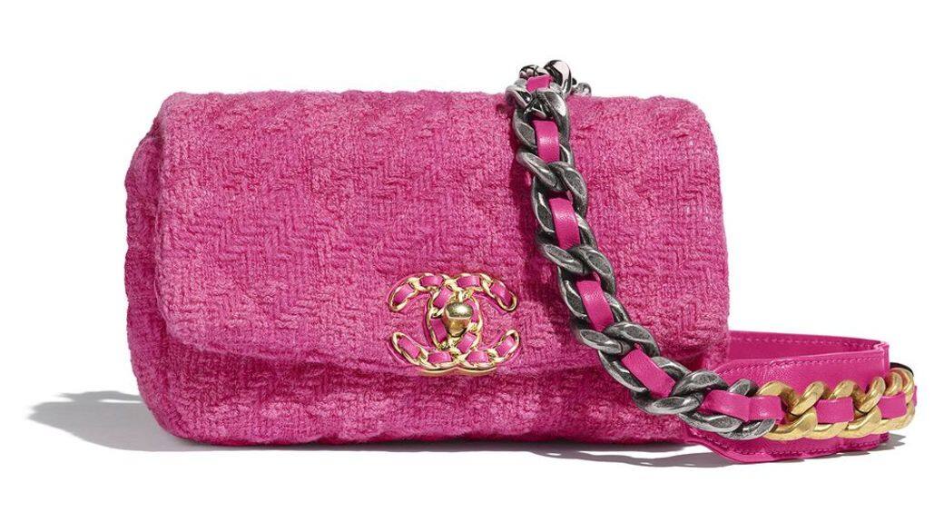 粉色斜紋軟呢CHANEL19腰包,約$27,400 粉色斜紋軟呢CHANEL19腰包,約$27,400