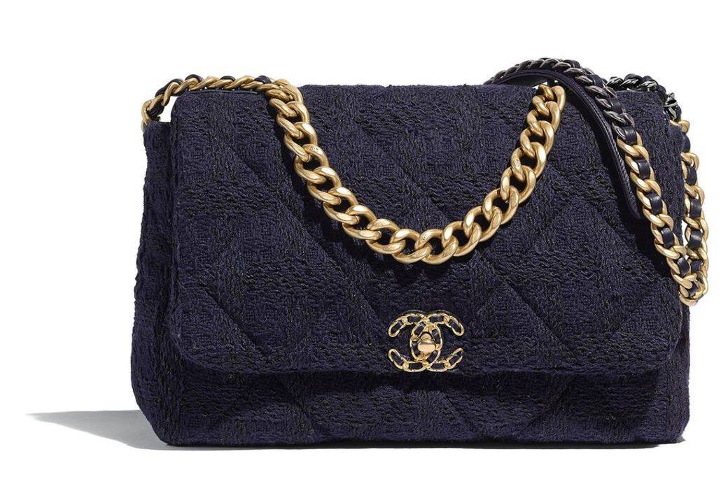 米黑色千鳥格斜紋軟呢 CHANEL 19包 大型款,售價約$40,000 米黑色千鳥格斜紋軟呢 CHANEL 19包 大型款,售價約$40,000