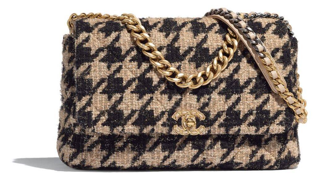 米黑色千鳥格斜紋軟呢 CHANEL 19包 大型款,售價約$40,000 米黑色千鳥格斜紋軟呢 CHANEL 19包 大型款,售價約$40,000
