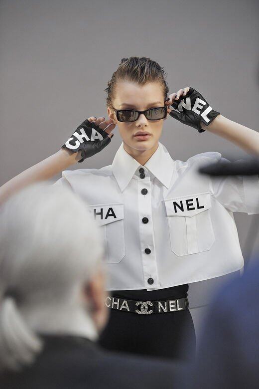 拍攝的幕後花絮可見Karl Lagerfeld的背影，如今更顯得彌足珍貴。