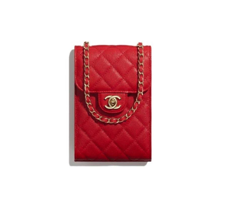 CC轉扣flap bag是Chanel的簽名式手袋,為電話而設的小袋亦有同類設計,價錢當 CC轉扣flap bag是Chanel的簽名式手袋,為電話而設的小袋亦有同類設計,價錢當