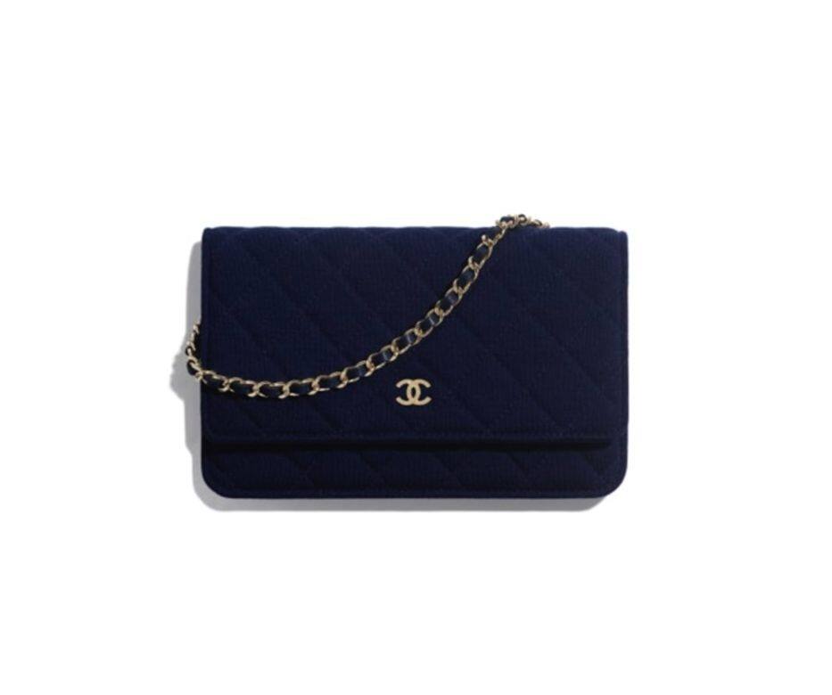 Wallet on chain一向受女生歡迎,亦是電話小袋以外的好選擇,布質款勝在輕巧。深 Wallet on chain一向受女生歡迎,亦是電話小袋以外的好選擇,布質款勝在輕巧。深
