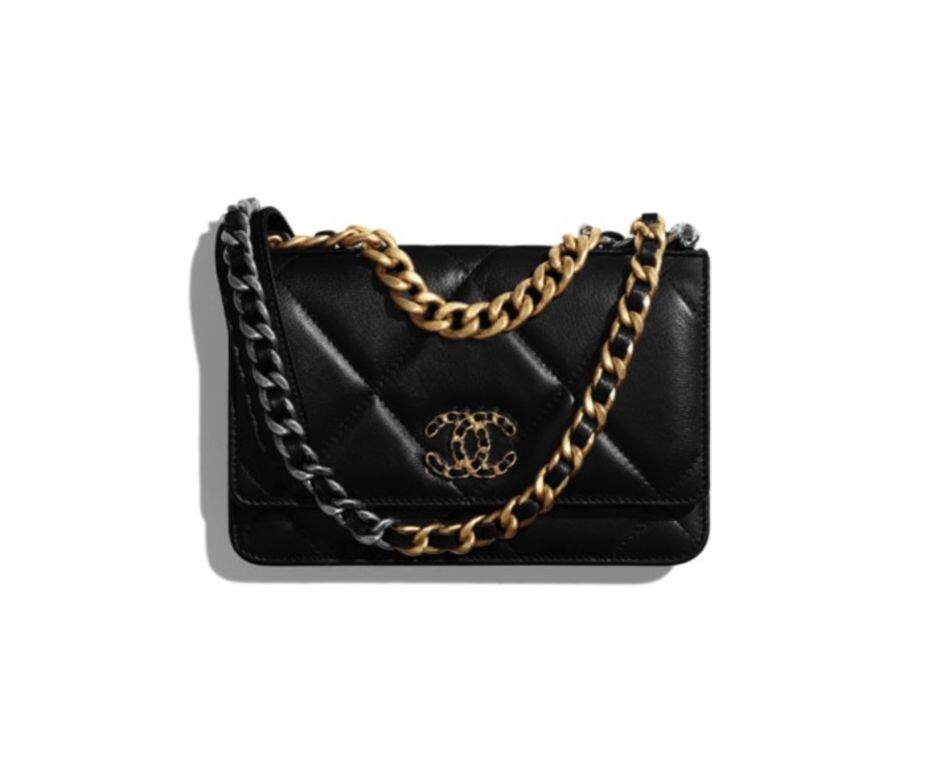 Chanel 19是今個秋冬的主打手袋,是向經典2.55致敬的新作,亦有wallet on chain的選 Chanel 19是今個秋冬的主打手袋,是向經典2.55致敬的新作,亦有wallet on chain的選